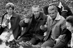 Edward Gierek i Nicolae Ceaucescu z żonami. Polowanie na niedżwiedzie , Karpaty 1976