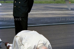 Jan Paweł II po przybyciu na lotnisko. Okęcie, 1987